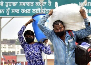 कोविड-19: महामारी की दूसरी लहर अब गांवों में क़हर बरपा रही है