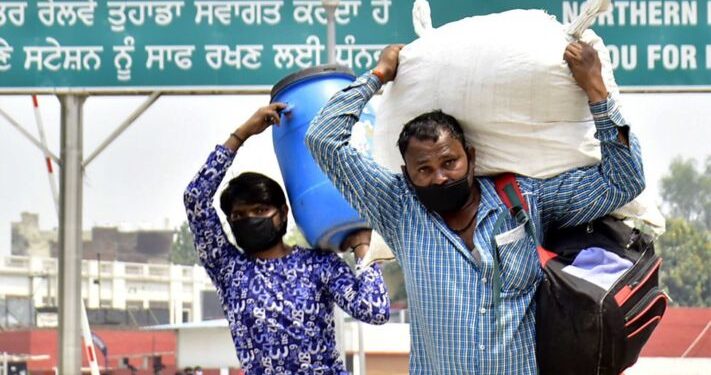 कोविड-19: महामारी की दूसरी लहर अब गांवों में क़हर बरपा रही है