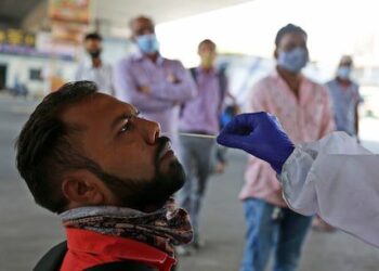 आशा या भ्रम: देश में कोरोना के नए मामले वाकई में कम हुए हैं या फिर…