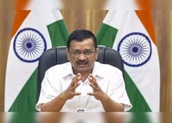 दिल्ली के मुख्यमंत्री पर तिरंगे का अपमान करने का आरोप, जानिए पूरा मामला