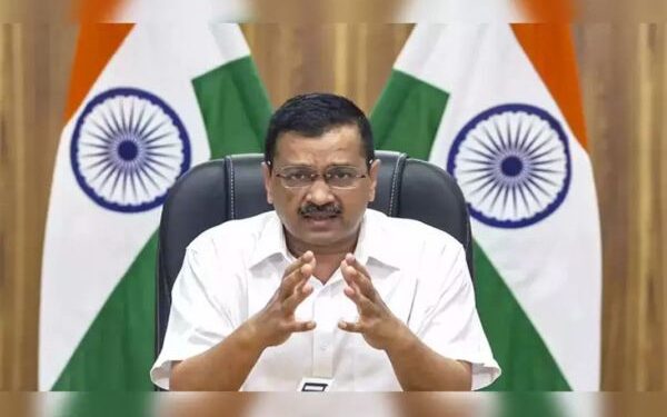 दिल्ली के मुख्यमंत्री पर तिरंगे का अपमान करने का आरोप, जानिए पूरा मामला