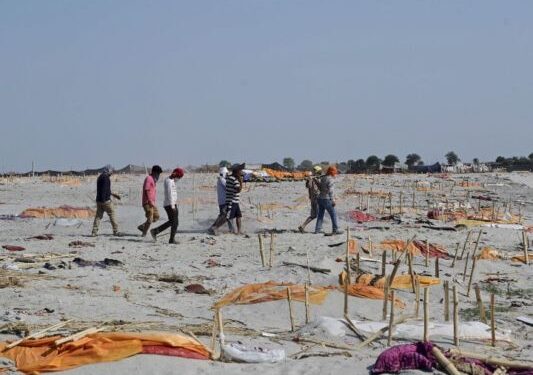 प्रयागराज में गंगा और दूसरी नदियों के किनारे शवों को दफनाने पर जिला प्रशासन ने लगाई रोक