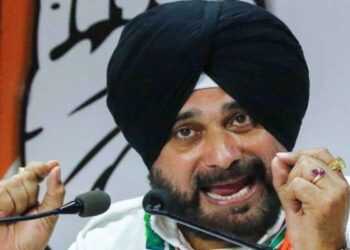 पंजाब कांग्रेस में घमासान, अमरिंदर सिंह को नवजोत सिंह सिद्धू की चुनौती