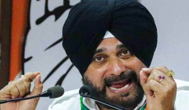पंजाब कांग्रेस में घमासान, अमरिंदर सिंह को नवजोत सिंह सिद्धू की चुनौती
