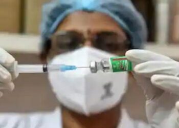 कोरोना वैक्सीन लेने से ना बचे कोई, सरकार ने न्यूड क्लब में ही बना दिया सेंटर