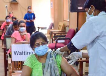 कोरोना वैक्सीन लगवाते हुए तस्वीर शेयर जीत सकते हैं 5000 रुपए