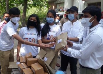 सी.एम.एस. छात्रों ने ग्रामीण क्षेत्रों में वितरण हेतु उप-जिलाधिकारी को भेंट की विशेष कोविड जांच किट