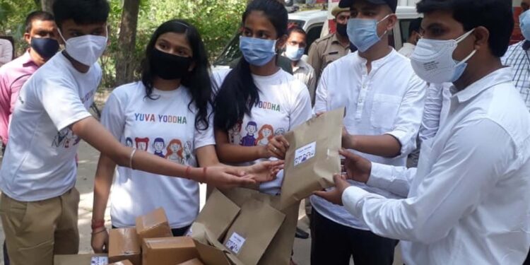 सी.एम.एस. छात्रों ने ग्रामीण क्षेत्रों में वितरण हेतु उप-जिलाधिकारी को भेंट की विशेष कोविड जांच किट