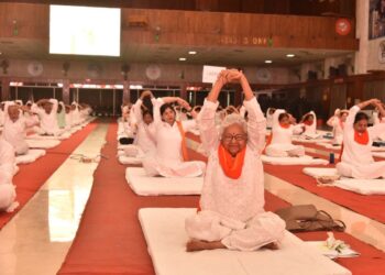 सी.एम.एस. छात्र विश्व को योग से निरोग का संदेश दे रहे हैं- श्रीमती संयुक्ता भाटिया, मेयर, लखनऊ