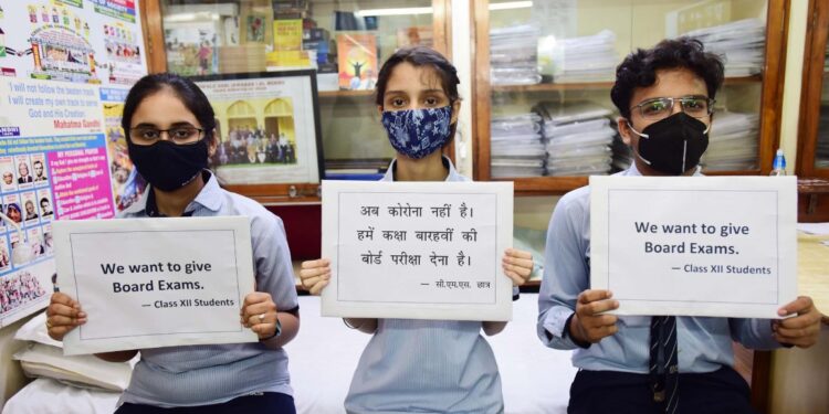 सी.एम.एस. के कक्षा-12 के 2748 छात्रों व अभिभावकों ने की 12वीं की बोर्ड परीक्षा कराने की माँग