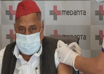मुलायम सिंह यादव ने लगवाई कोरोना वैक्सीन, बीजेपी नेताओं ने अखिलेश यादव पर कसा तंज