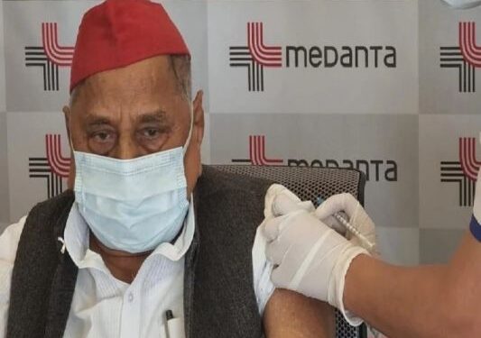 मुलायम सिंह यादव ने लगवाई कोरोना वैक्सीन, बीजेपी नेताओं ने अखिलेश यादव पर कसा तंज