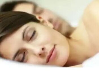 बिना कपड़ों के सोने से होने वाले फायदे, आइए जाने