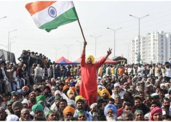 तमिलनाडु: केंद्र के तीन नए कृषि कानूनों को रद्द करने की मांग, किसानों ने जलाई कॉपी