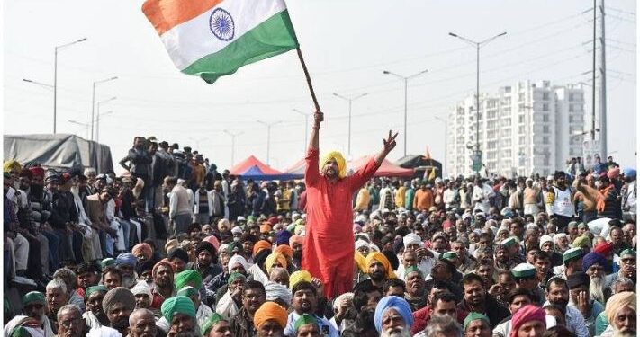 तमिलनाडु: केंद्र के तीन नए कृषि कानूनों को रद्द करने की मांग, किसानों ने जलाई कॉपी