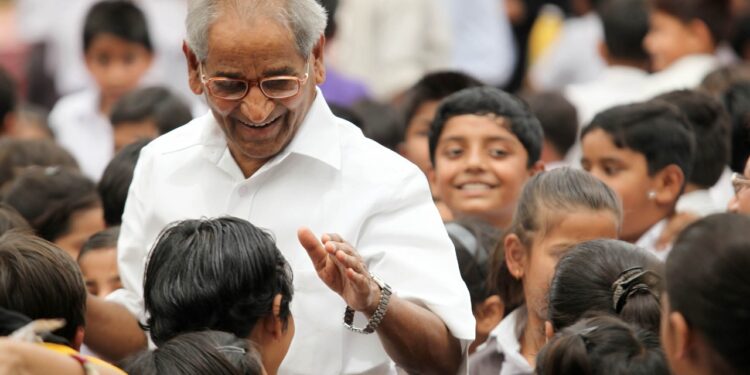 शिक्षा द्वारा 63 वर्षों से निरन्तर चल रहा सारी वसुधा को कुटुम्ब बनाने का अनूठा अभियान