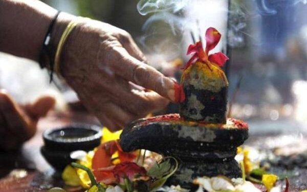 शिवलिंग की पूजा करने समय स्त्रियों को नहीं करना चाहिए ऐसा , लगता है बड़ा दोष