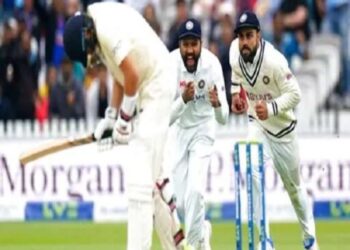 कोहली को जो रूट का विकेट जल्दी लेने के लिए इस भारतीय गेंदबाज से करवाना चाहिए हमला