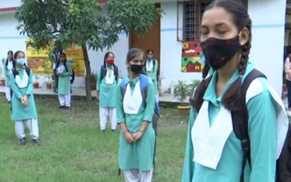 प्रैक्टिल की तैयारी के लिए 10वीं और 12वीं के छात्र जा सकेंगे स्कूल, Guidelines भी जारी
