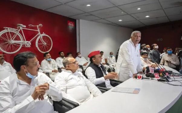UP: बसपा का दामन छोड़ सपा में आए पूर्व मंत्री ये सब कह फफक कर रोने लगे