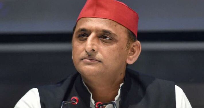 देश की संपत्ति को निजी हाथों में सौंपने की साजिश में जुटी है BJP: अखिलेश यादव