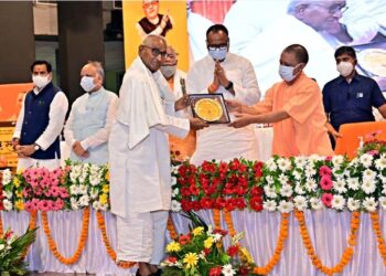 मुख्यमंत्री श्री योगी आदित्यनाथ द्वारा डा. जगदीश गाँधी सम्मानित