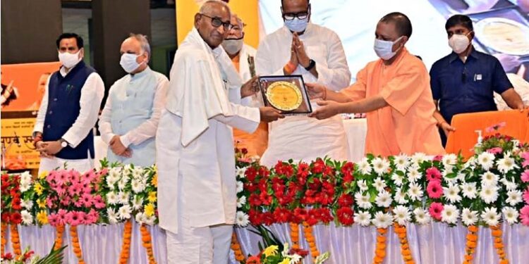 मुख्यमंत्री श्री योगी आदित्यनाथ द्वारा डा. जगदीश गाँधी सम्मानित