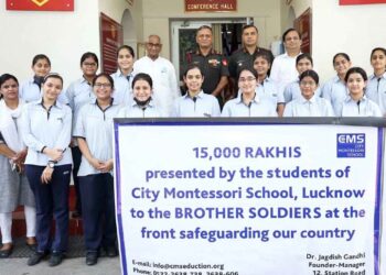 CMS छात्राओं ने देश की सुरक्षा में तैनात सैनिकों के लिए मेजरजनरल राजीव शर्मा को भेंट की15,000 राखियाँ