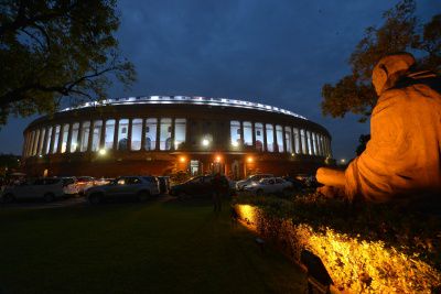 अमेरिकी संसद भवन के पास ट्रक में विस्फोटक होने की सूचना की जांच कर रही पुलिस