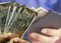 तिजोरी में गुरुवार को रख दें यह एक चीज, कभी नहीं होगी पैसों की कमी