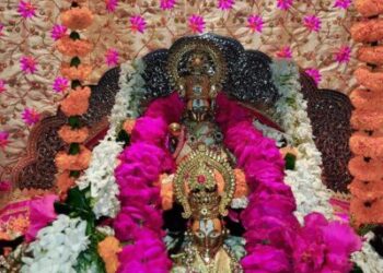 अयोध्या में रामलला चांदी के हिंडोले पर आसीन