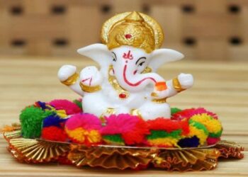 रक्षाबंधन पर अपने इष्टदेवों को जरूर बांधें रक्षा सूत्र, परिवार में बनी रहेगी सुख-समृद्धि