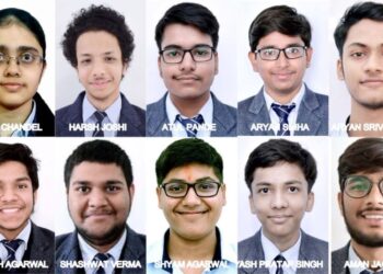 जे.ई.ई. मेन्स परीक्षा सी.एम.एस. छात्रा  रवीजा चंदेल लखनऊ टॉपर