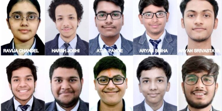 जे.ई.ई. मेन्स परीक्षा सी.एम.एस. छात्रा  रवीजा चंदेल लखनऊ टॉपर