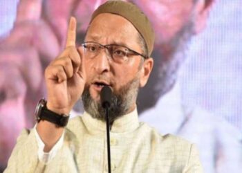 ओवैसी की बढ़ेंगी मुश्किलें, अभद्र भाषा के बाद अब तिरंगे के अपमान का मामला दर्ज