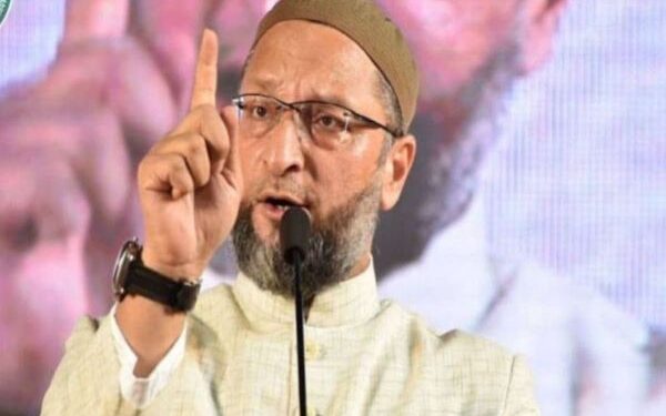 ओवैसी की बढ़ेंगी मुश्किलें, अभद्र भाषा के बाद अब तिरंगे के अपमान का मामला दर्ज