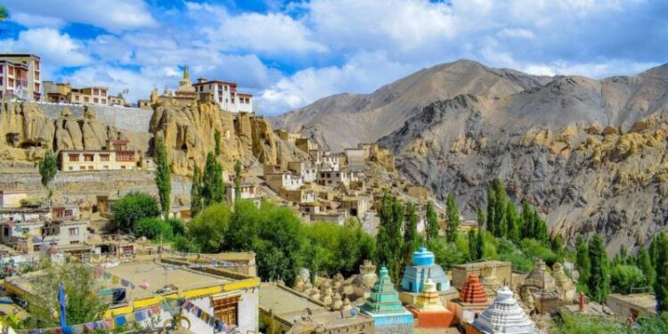 जम्मू कश्मीर के उलट लद्दाख में सभी नॉन-गजेटेड नौकरियां स्थानीयों के लिए आरक्षित