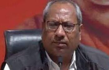 स्कूल जाने के लिए नाव चलाने वाली लड़की की शिक्षा का खर्च उठाएगी निषाद पार्टी