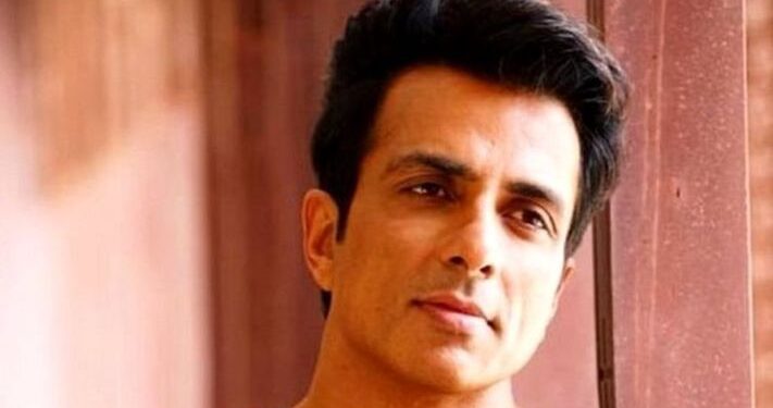 सोनू सूद के परिसर में आयकर अधिकारी, आम आदमी पार्टी का आरोप- डराने की कोशिश