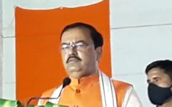 अखिलेश पर मौर्य का पलटवार, कहा- चुनाव चिन्ह बना लो AK-47