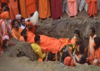 प्रयागराज: अखाड़ा परिषद अध्यक्ष महंत नरेंद्र गिरि अनंत समाधि में विलीन