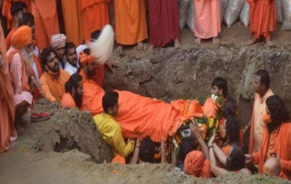 प्रयागराज: अखाड़ा परिषद अध्यक्ष महंत नरेंद्र गिरि अनंत समाधि में विलीन