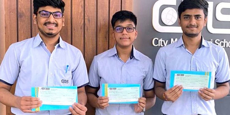 सी.एम.एस. के तीन छात्र 50-50 हजार रूपये के नगद पुरस्कार से पुरष्कृत