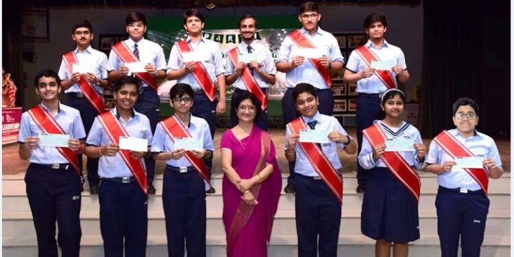 CMS ने आई.बी.टी. में चयनित अपने 12 छात्रों को 50-50 हजार रूपये का नगद पुरस्कार देकर सम्मानित किया
