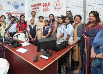 रेडियो कार्यक्रम में सी.एम.एस. छात्रों की बहुमुखी प्रतिभा को मेयर श्रीमती संयुक्ता भाटिया ने सराहा￼