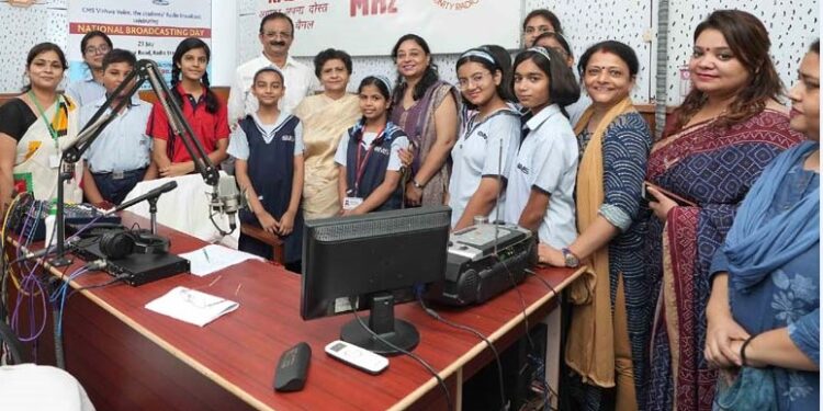 रेडियो कार्यक्रम में सी.एम.एस. छात्रों की बहुमुखी प्रतिभा को मेयर श्रीमती संयुक्ता भाटिया ने सराहा￼