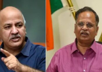 मनीष सिसोदिया और सत्येंद्र जैन हों बर्खास्त, BJP नेता केजरीवाल के घर के बाहर धरने पर बैठे