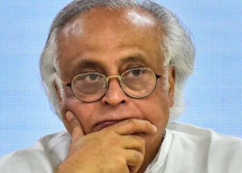 गुलाम नबी आजाद ने की मोदी की तारीफ तो भड़के जयराम रमेश, बोले- गिरा रहे अपना स्तर