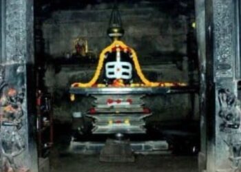 सावन के पवित्र महीने में, भोलेनाथ को चढ़ाएं ये 8 फल