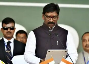 झारखंड में बढ़ी सियासी गर्मी, हेमंत सोरेन की सदस्यता पर सवाल